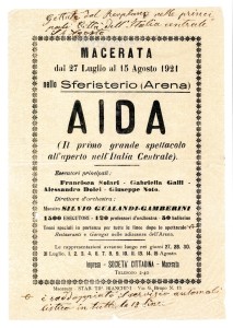 Pubblicità lanciata dall'aereo per la prima Aida maceratere Musiculturaonline