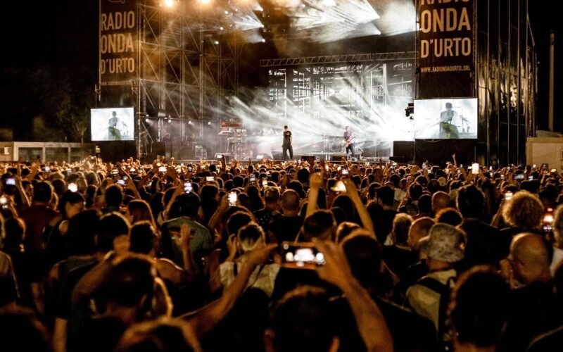 Grande successo dei Subsonica alla “Festa di Radio Onda d’Urto” di Brescia