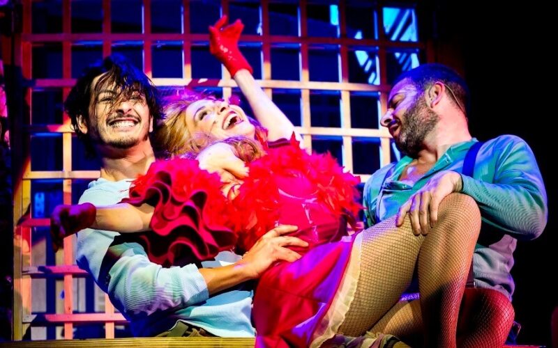 Grande successo del musical “Aggiungi un posto a tavola” a Fermo